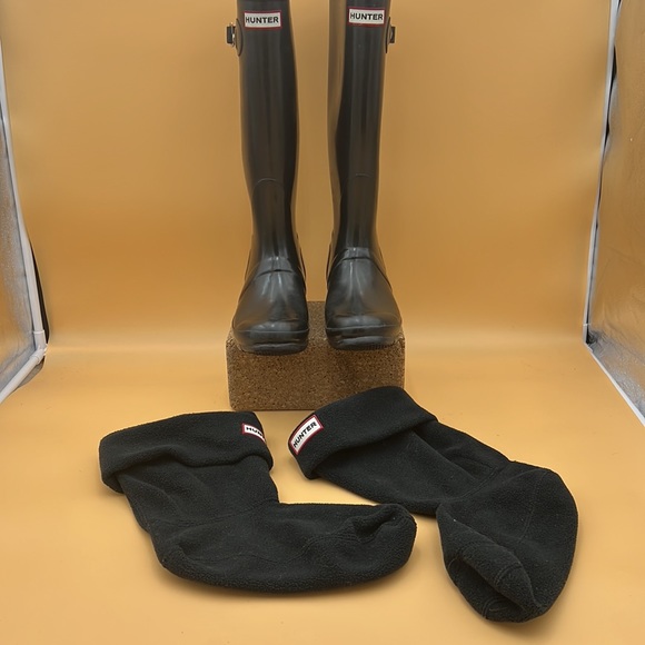 ✨🖤Tall Gloss Black rain 👢 Boots Size 6M/7F 🧦socks size Large - Picture 2 of 13